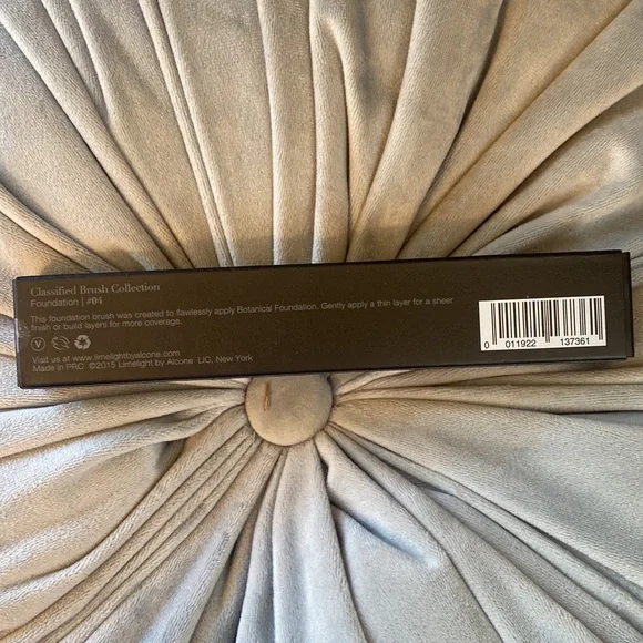 🎀 NEW in Box Classified Brush Collection Foundation Brush #04 - Picture 6 of 6